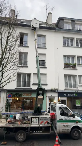 Rénovation toiture ardoise avec camion nacelle à Lorient, Lorient, COUVREUR.TA