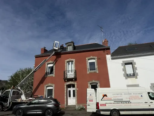 couvreur.TA, intervention avec camion nacelle pour rénovation de toiture nettoyage et hydrofuge sur toiture intervention à lorient, Lorient, COUVREUR.TA