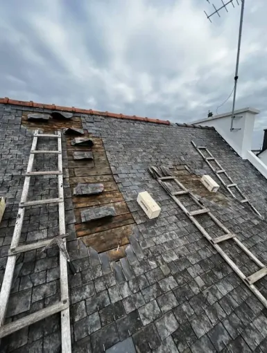 Réparation d’une fuite sur toiture en ardoise à Lorient, Lorient, COUVREUR.TA