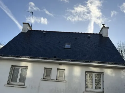 Rénovation d'une toiture avec un nettoyage démoussage et résine à Lorient, Lorient, COUVREUR.TA