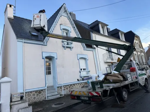 Rénovation d'une toiture intervention et camions nacelles à Lorient, Lorient, COUVREUR.TA