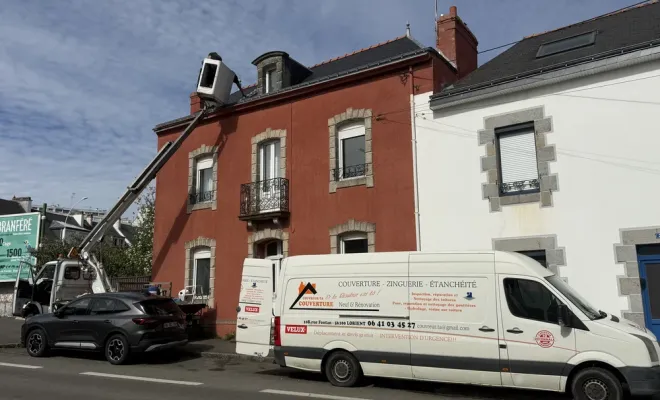 couvreur.TA, intervention avec camion nacelle pour rénovation de toiture nettoyage et hydrofuge sur toiture intervention à lorient, Lorient, COUVREUR.TA