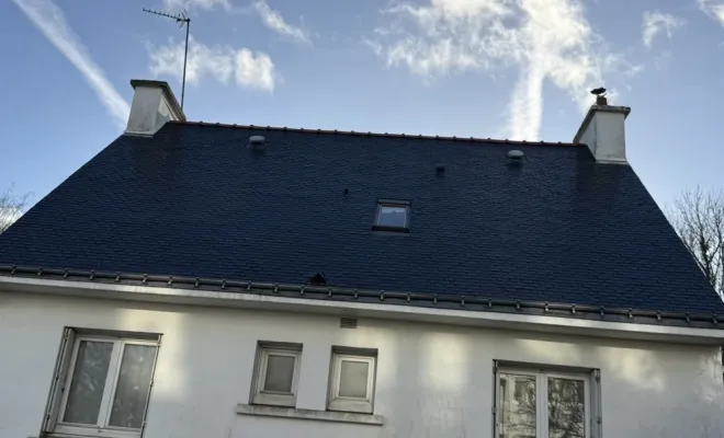 Rénovation d'une toiture avec un nettoyage démoussage et résine à Lorient, Lorient, COUVREUR.TA